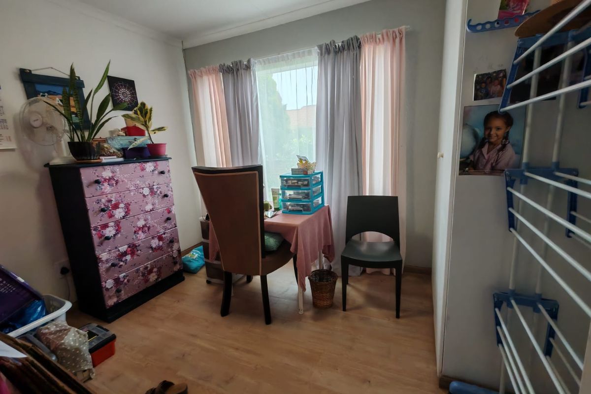 Beautiful Modern Town House for Sale in Sasolburg in sought after complex - Photo 4