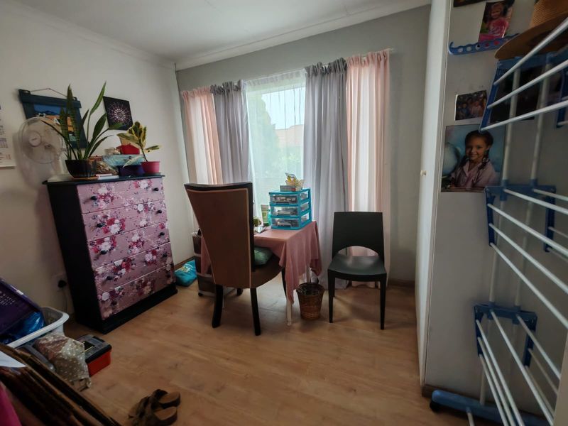 Beautiful Modern Town House for Sale in Sasolburg in sought after complex - Photo 4