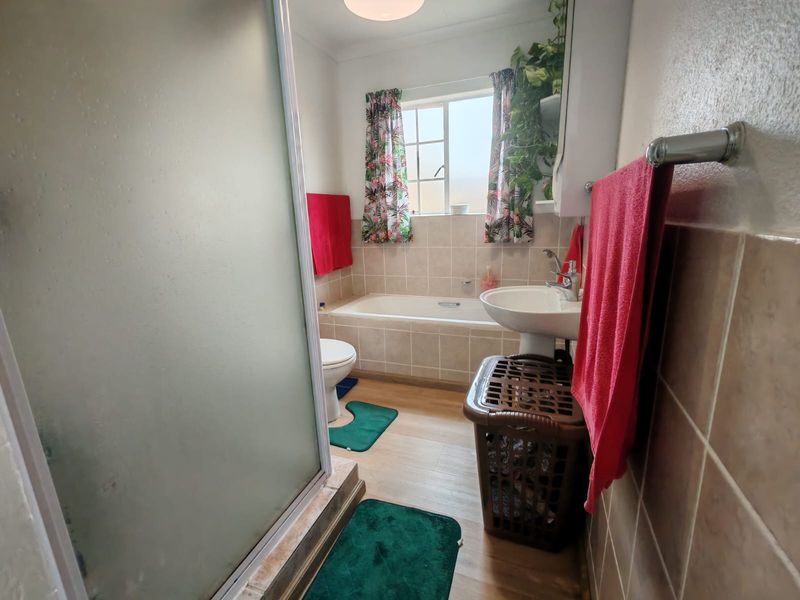 Beautiful Modern Town House for Sale in Sasolburg in sought after complex - Photo 7