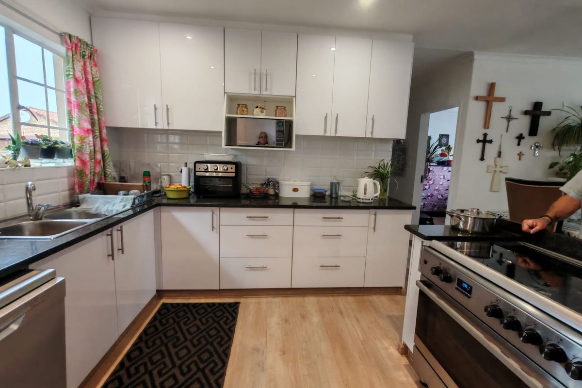 Beautiful Modern Town House for Sale in Sasolburg in sought after complex - Photo 2