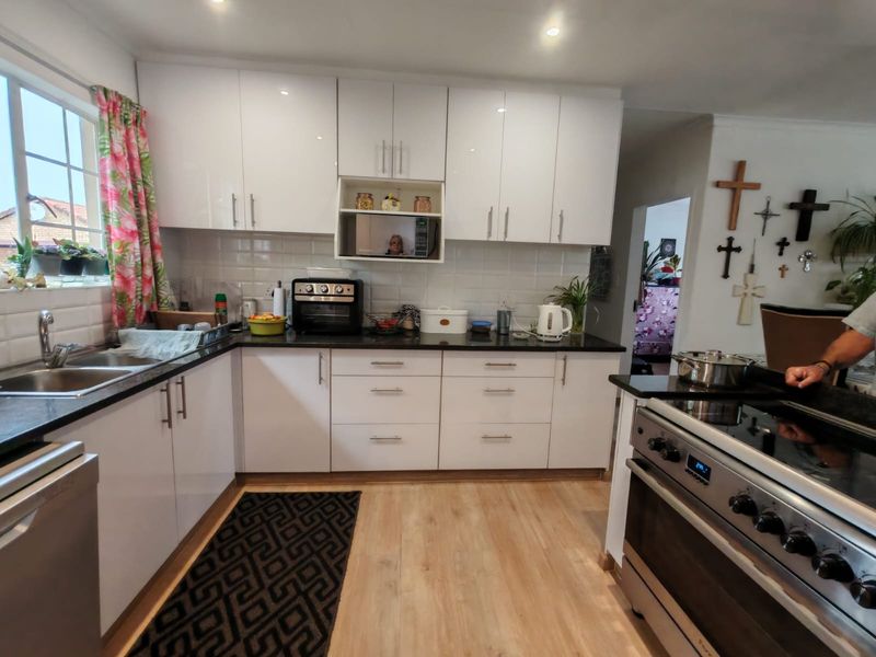 Beautiful Modern Town House for Sale in Sasolburg in sought after complex - Photo 2