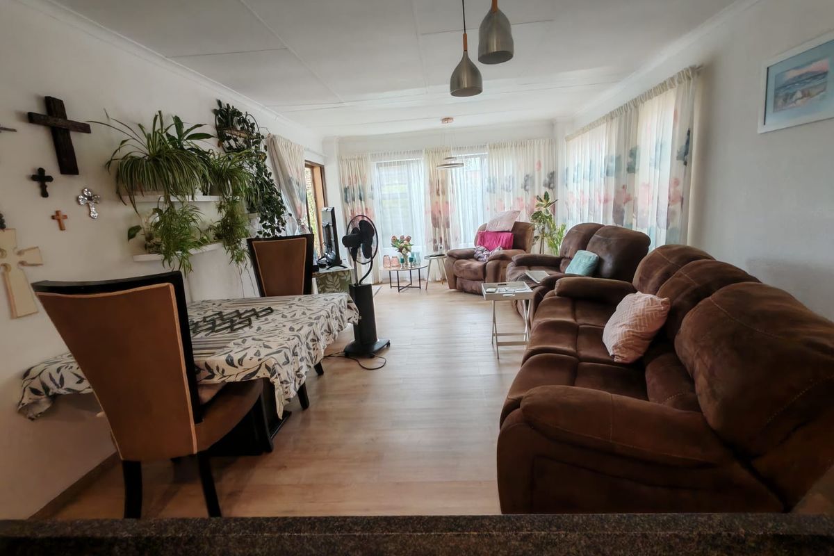 Beautiful Modern Town House for Sale in Sasolburg in sought after complex - Photo 3