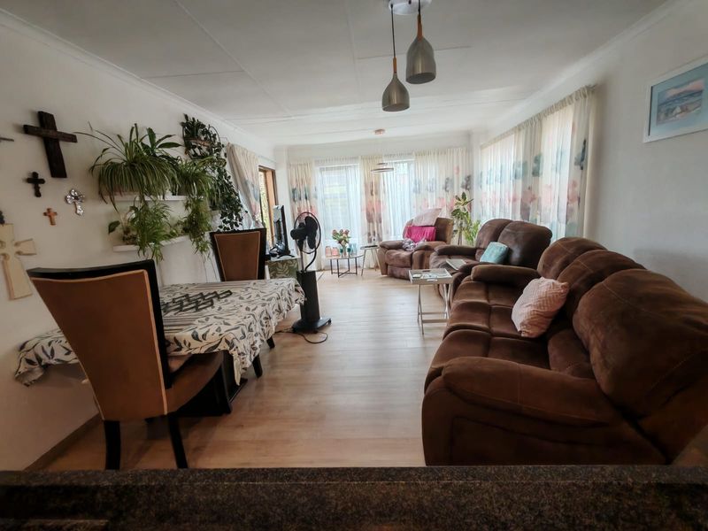 Beautiful Modern Town House for Sale in Sasolburg in sought after complex - Photo 3
