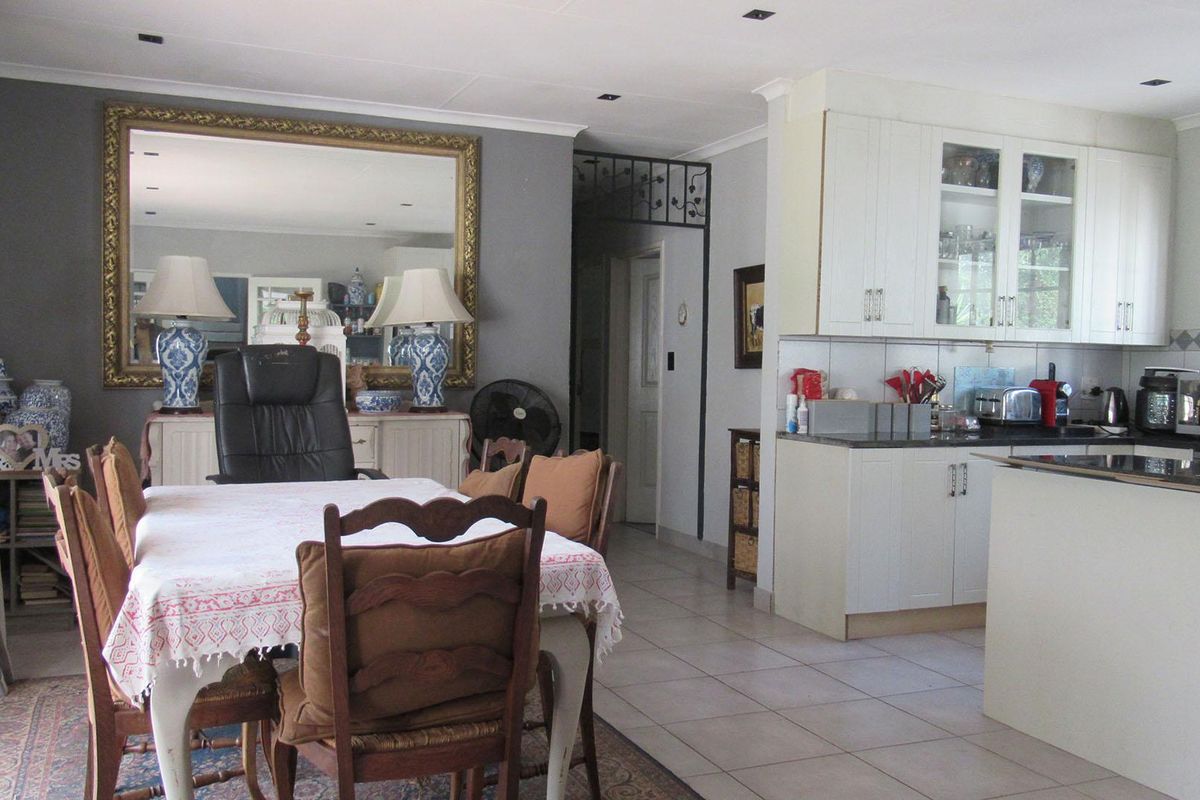 Exquisite 3-Bedroom Family Home with Pool - Photo 5