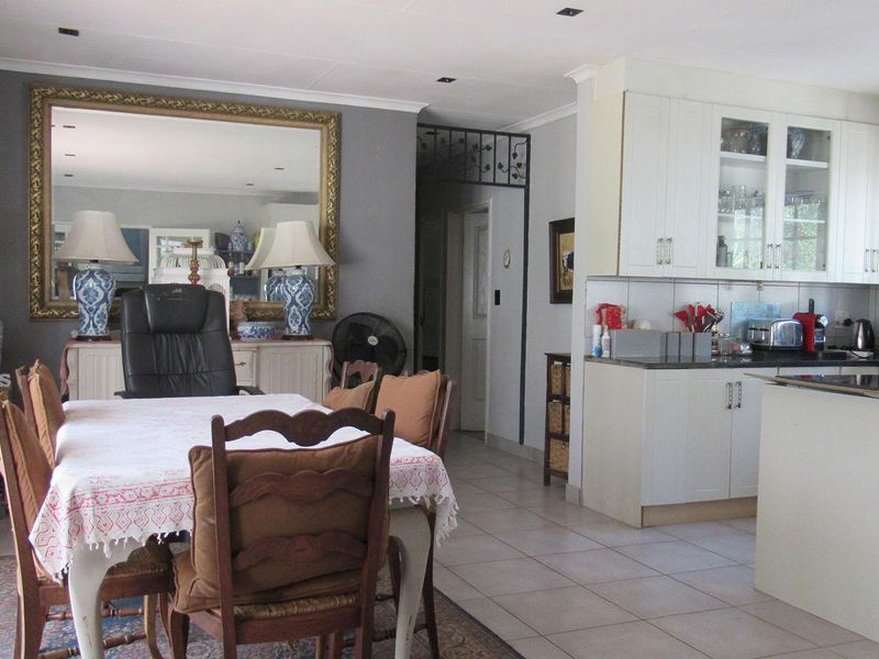 Exquisite 3-Bedroom Family Home with Pool - Photo 5