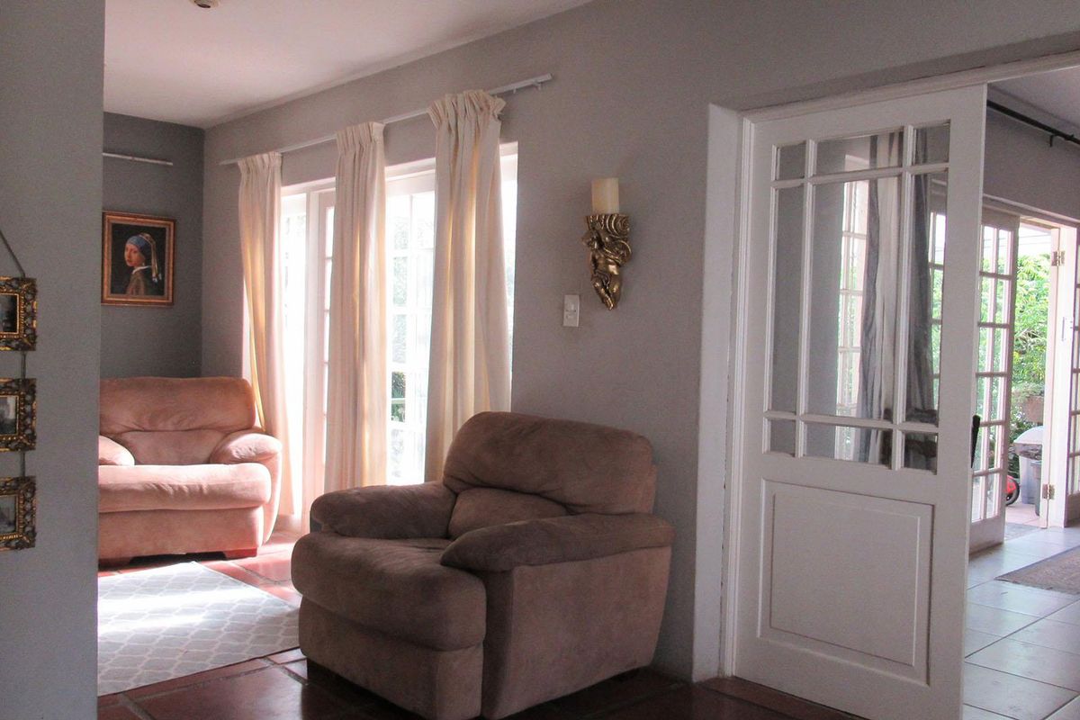 Exquisite 3-Bedroom Family Home with Pool - Photo 4