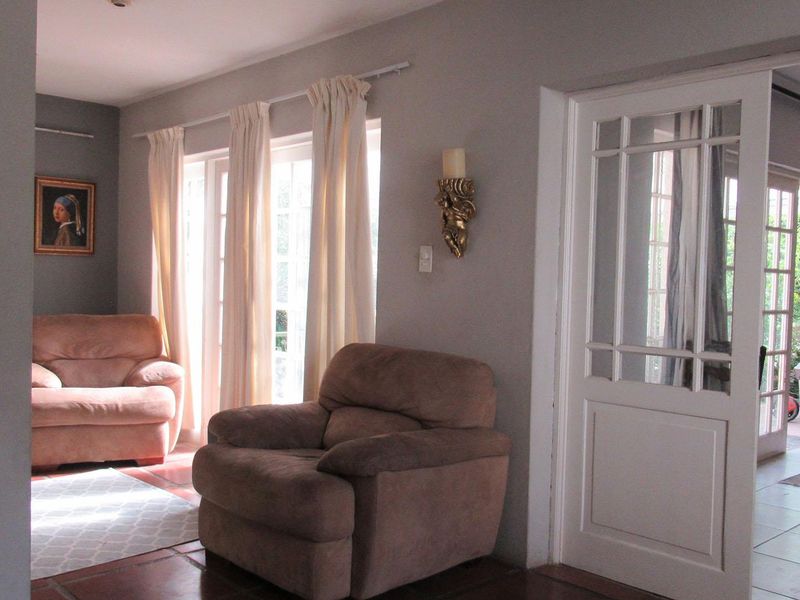 Exquisite 3-Bedroom Family Home with Pool - Photo 4