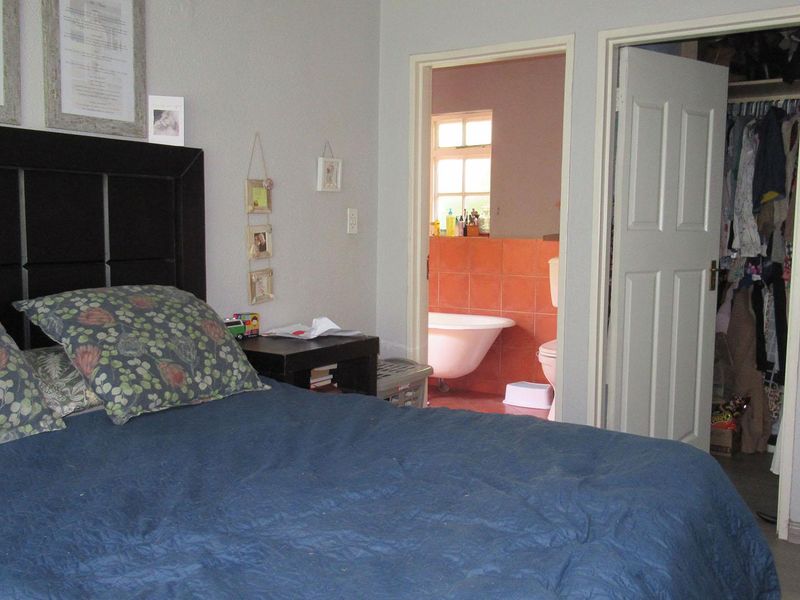 Exquisite 3-Bedroom Family Home with Pool - Photo 3