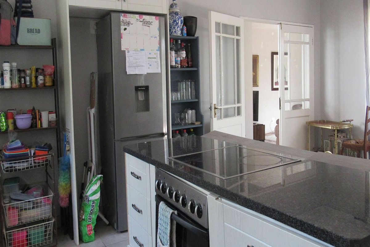 Exquisite 3-Bedroom Family Home with Pool - Photo 2
