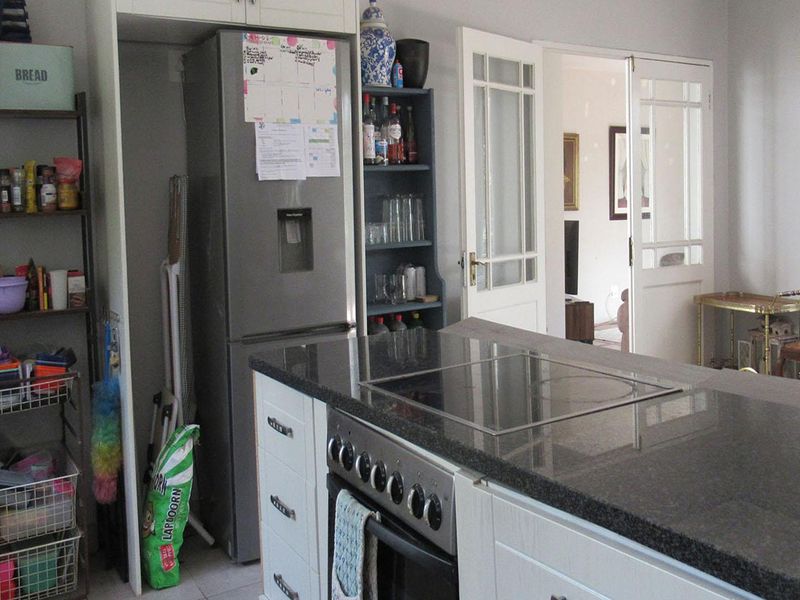 Exquisite 3-Bedroom Family Home with Pool - Photo 2