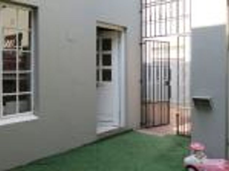 Expansive 6-Bedroom Double-Storey Home - Photo 7