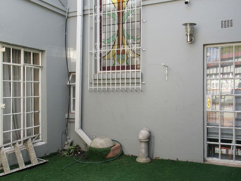 Expansive 6-Bedroom Double-Storey Home - Photo 6