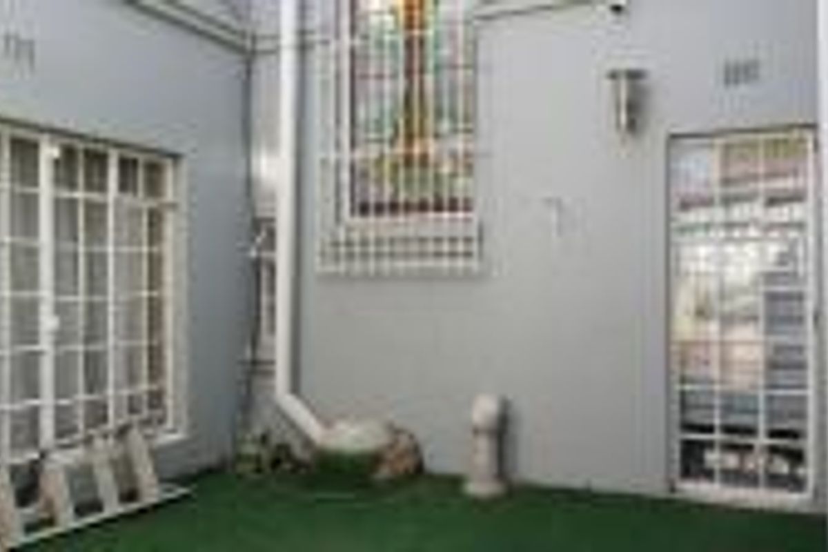 Expansive 6-Bedroom Double-Storey Home - Photo 4