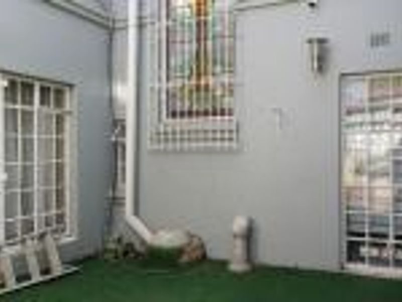 Expansive 6-Bedroom Double-Storey Home - Photo 4