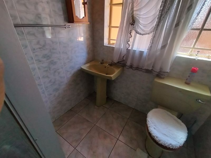 Investment Opportunity in Pretoria North! Spacious Family Home with Income Potential! 🏡 - Photo 7
