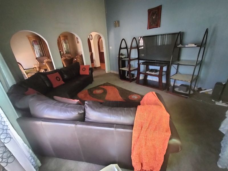 Investment Opportunity in Pretoria North! Spacious Family Home with Income Potential! 🏡 - Photo 6