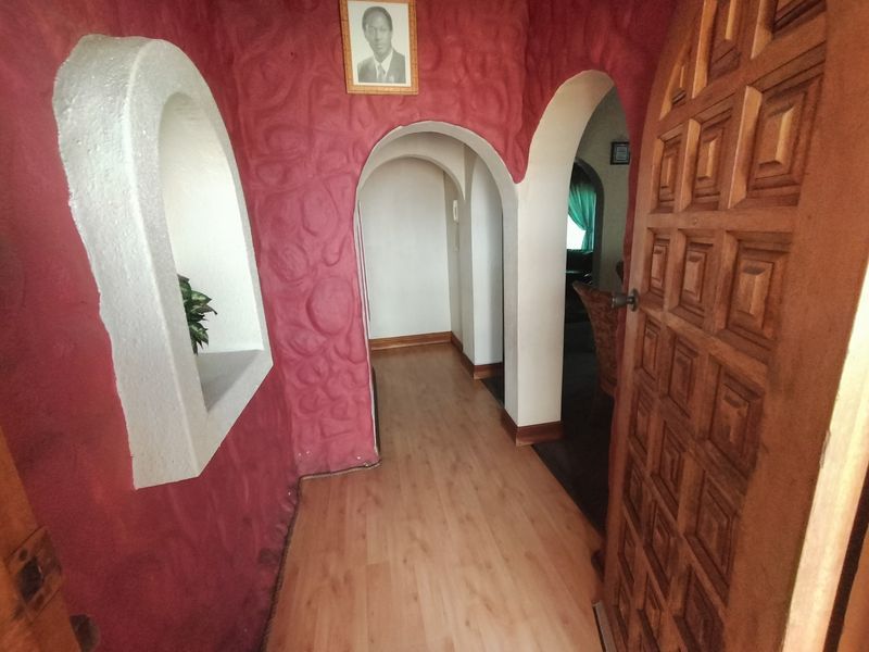 Investment Opportunity in Pretoria North! Spacious Family Home with Income Potential! 🏡 - Photo 5