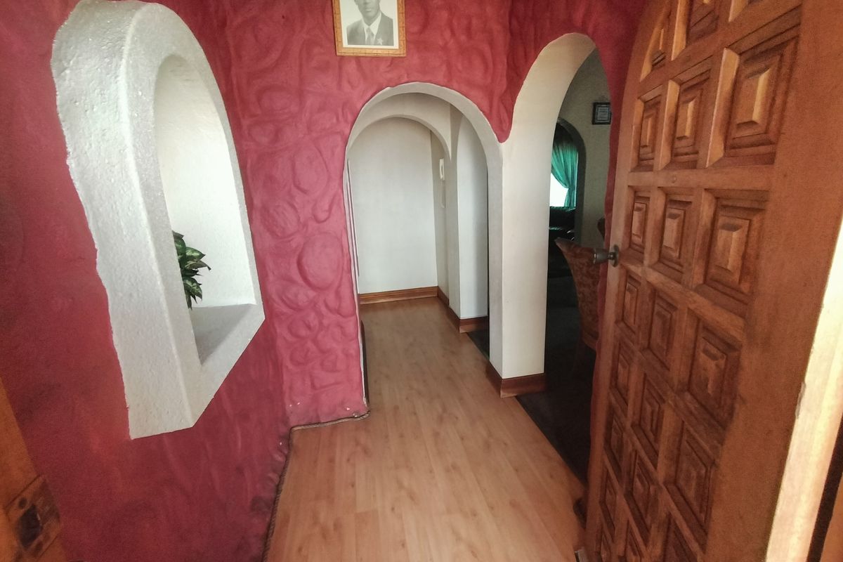 Investment Opportunity in Pretoria North! Spacious Family Home with Income Potential! 🏡 - Photo 5