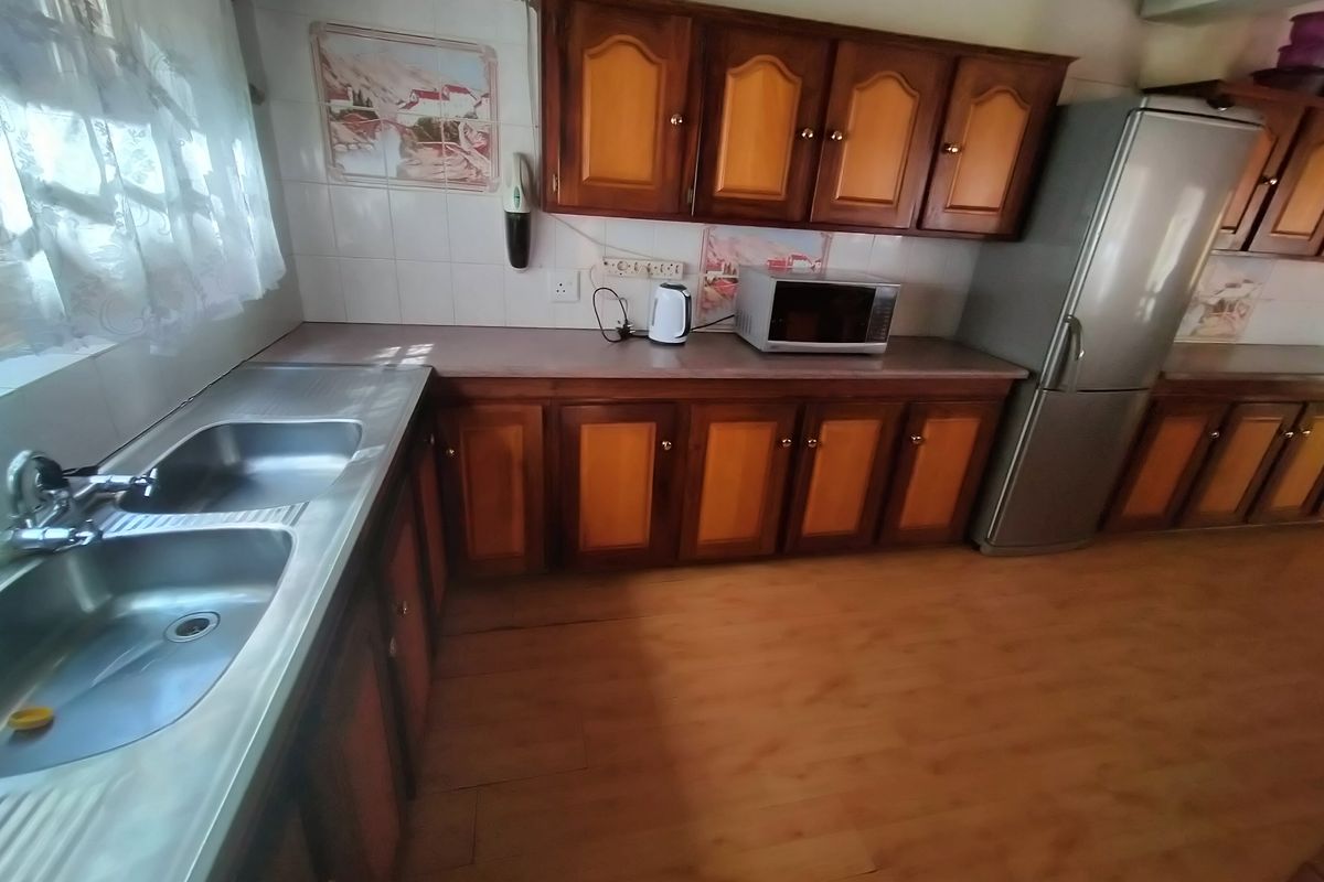 Investment Opportunity in Pretoria North! Spacious Family Home with Income Potential! 🏡 - Photo 3