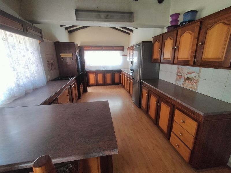 Investment Opportunity in Pretoria North! Spacious Family Home with Income Potential! 🏡 - Photo 2