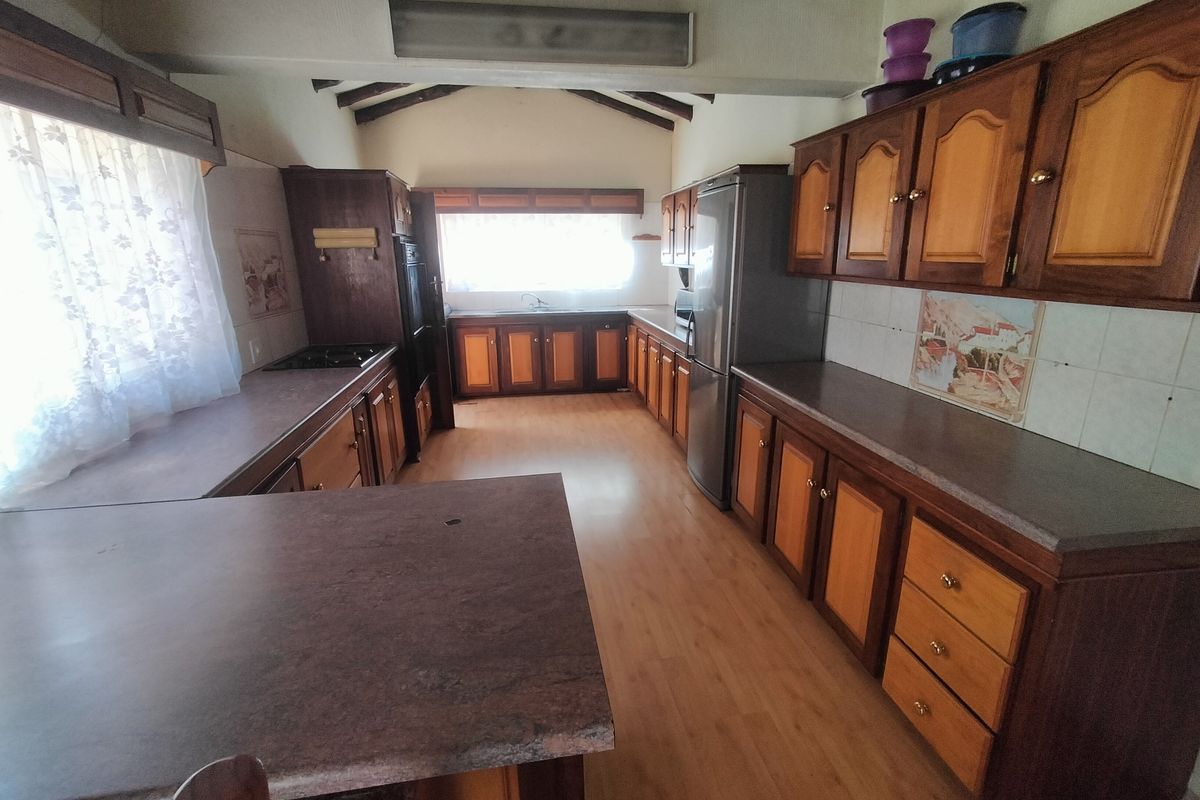 Investment Opportunity in Pretoria North! Spacious Family Home with Income Potential! 🏡 - Photo 2