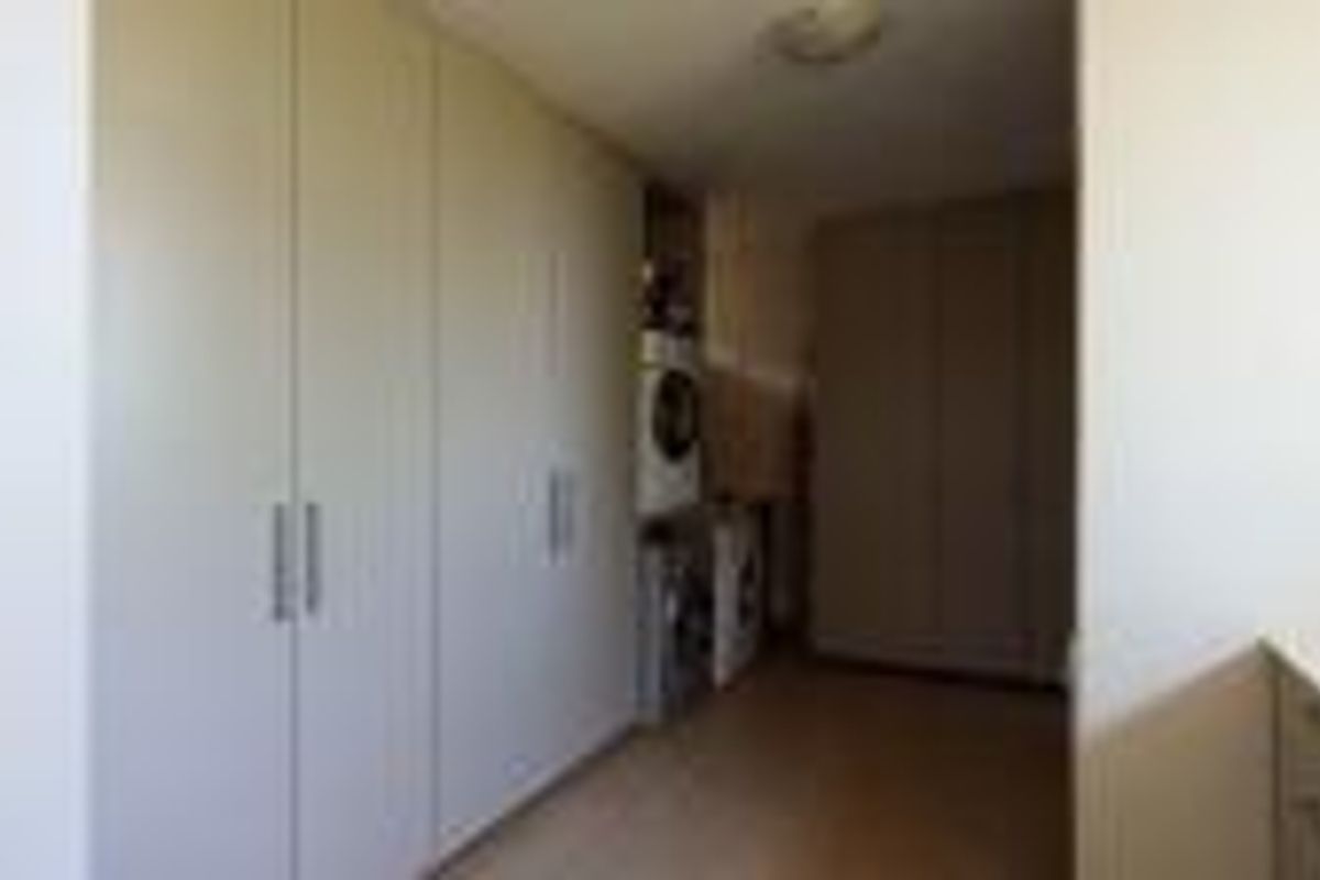 Spacious 6-Bedroom Family Home with Flatlet & 5 Garages | Bank-Assisted Sale - Photo 5