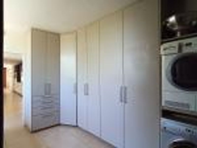Spacious 6-Bedroom Family Home with Flatlet & 5 Garages | Bank-Assisted Sale - Photo 6