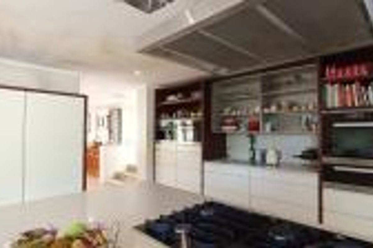 Spacious 6-Bedroom Family Home with Flatlet & 5 Garages | Bank-Assisted Sale - Photo 2