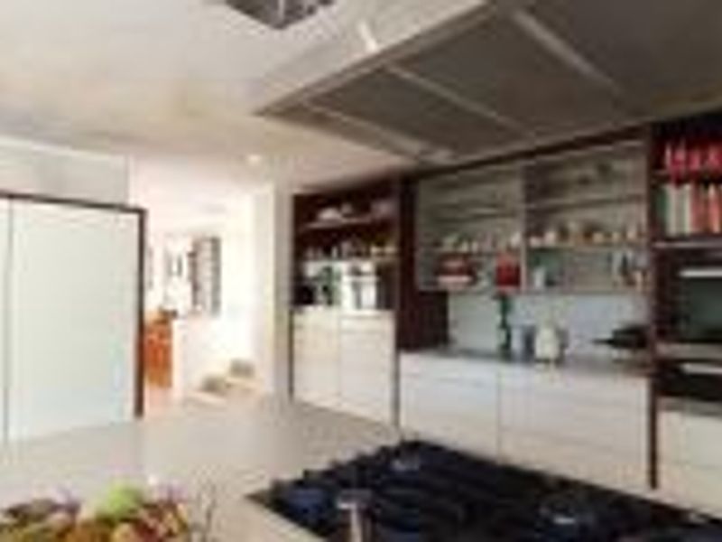 Spacious 6-Bedroom Family Home with Flatlet & 5 Garages | Bank-Assisted Sale - Photo 2