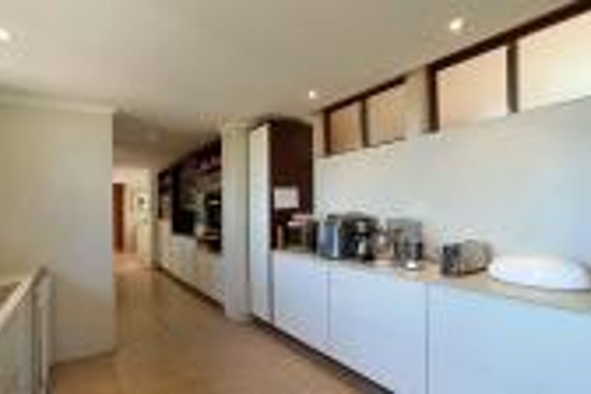 Spacious 6-Bedroom Family Home with Flatlet & 5 Garages | Bank-Assisted Sale - Photo 4