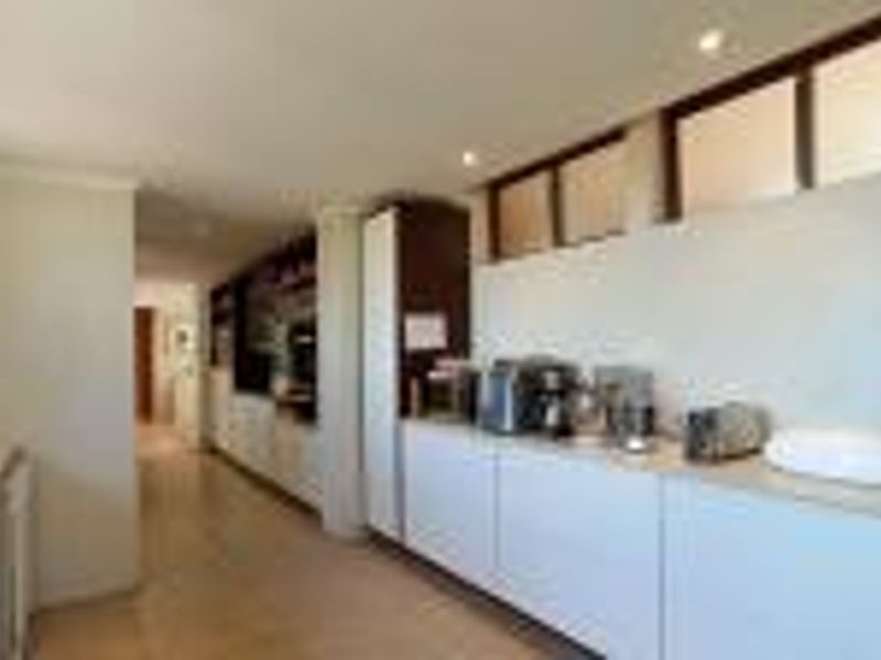 Spacious 6-Bedroom Family Home with Flatlet & 5 Garages | Bank-Assisted Sale - Photo 4