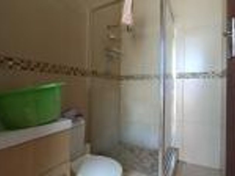 Spacious 6-Bedroom Family Home with Flatlet & 5 Garages | Bank-Assisted Sale - Photo 9