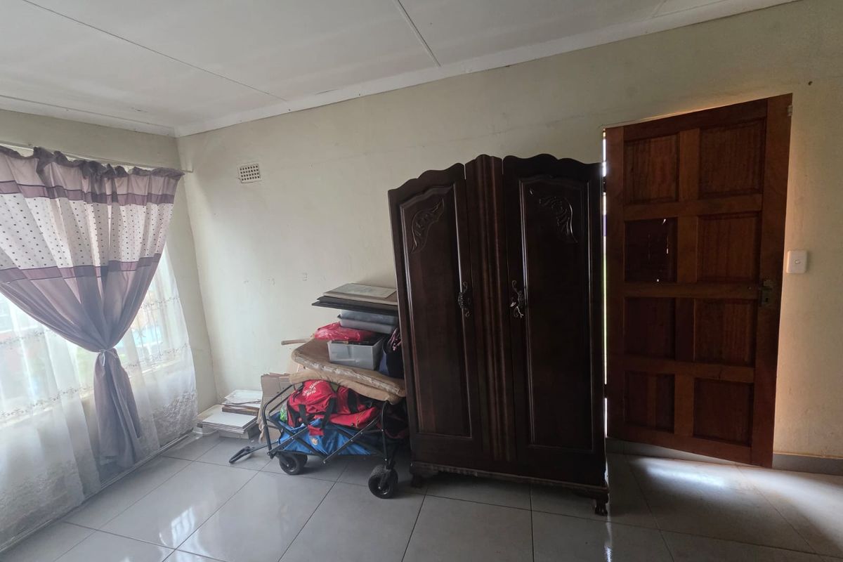 Charming & Secure 1-Bedroom Garden Cottage - Photo 3