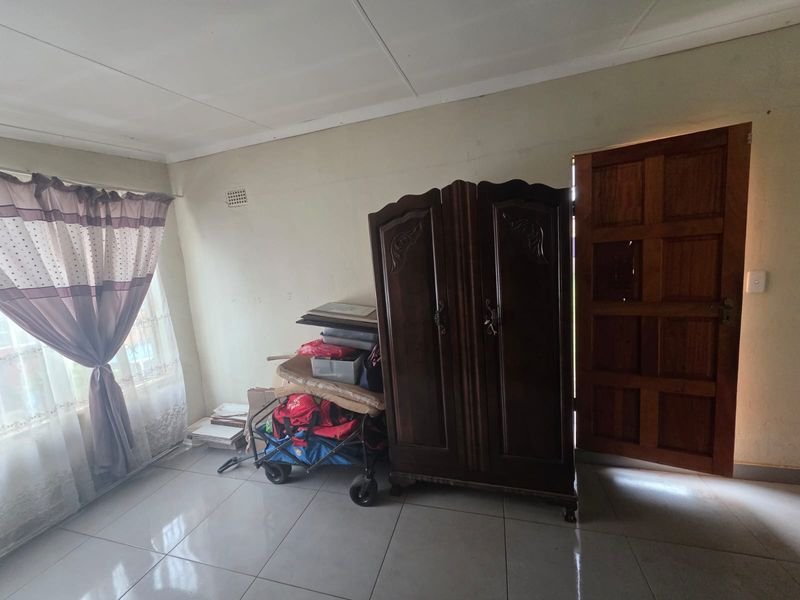 Charming & Secure 1-Bedroom Garden Cottage - Photo 3