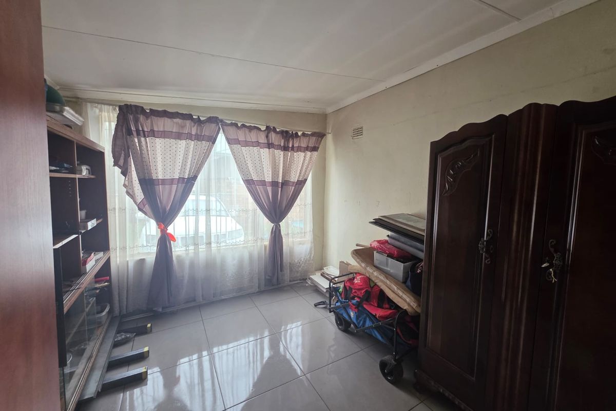 Charming & Secure 1-Bedroom Garden Cottage - Photo 2