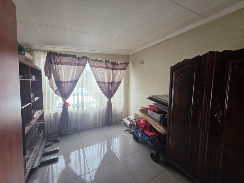 Charming & Secure 1-Bedroom Garden Cottage - Photo 2