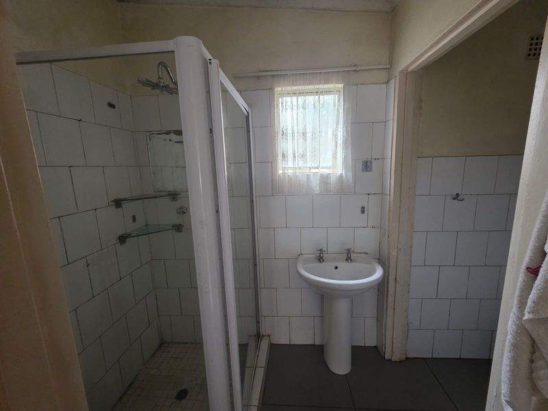 Charming & Secure 1-Bedroom Garden Cottage - Photo 8