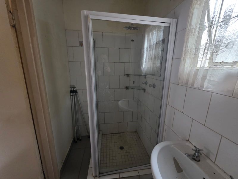 Charming & Secure 1-Bedroom Garden Cottage - Photo 9