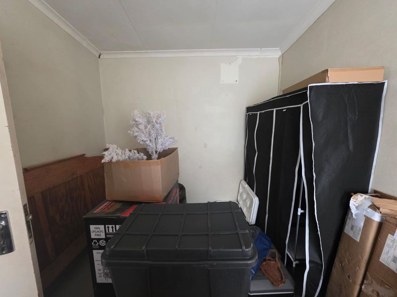 Charming & Secure 1-Bedroom Garden Cottage - Photo 6