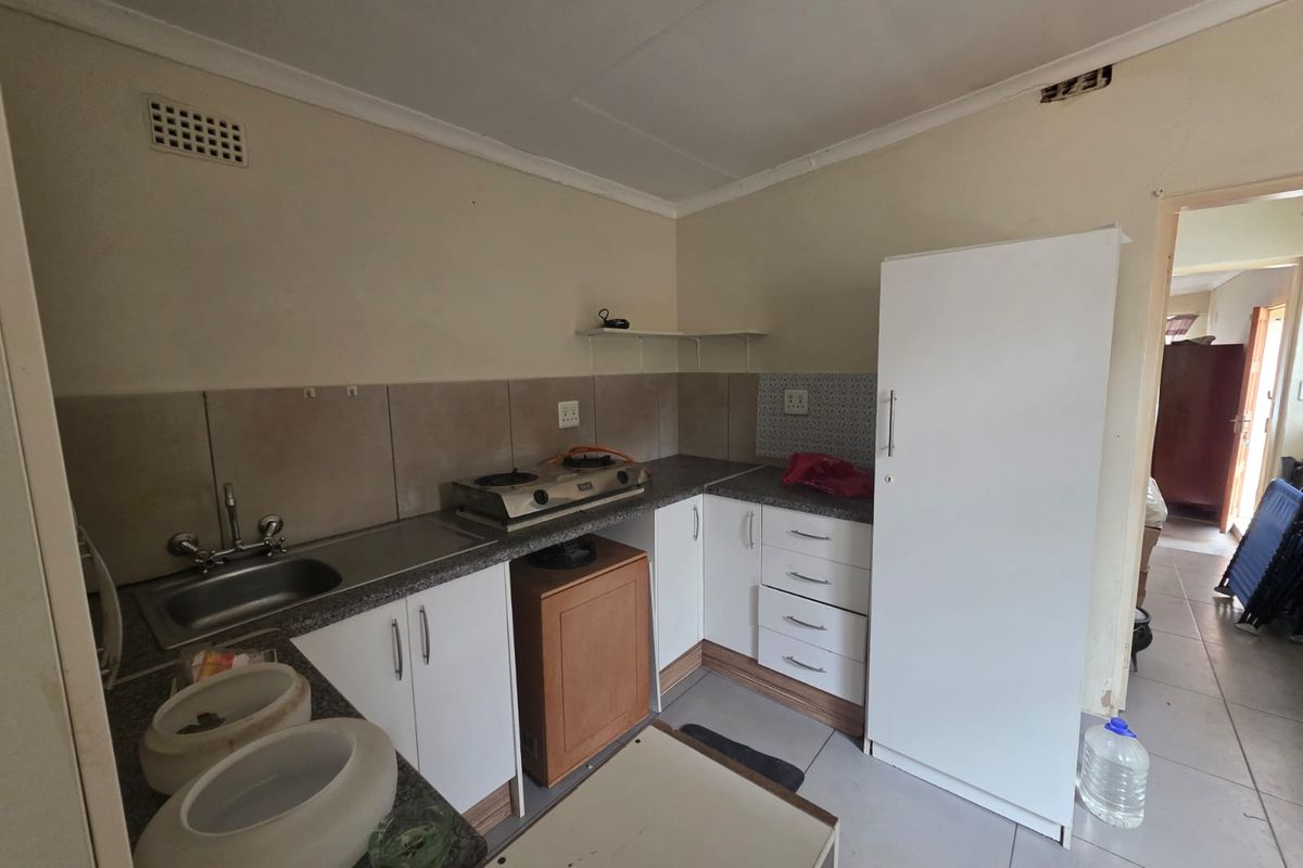 Charming & Secure 1-Bedroom Garden Cottage - Photo 5
