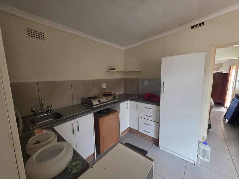 Charming & Secure 1-Bedroom Garden Cottage - Photo 5