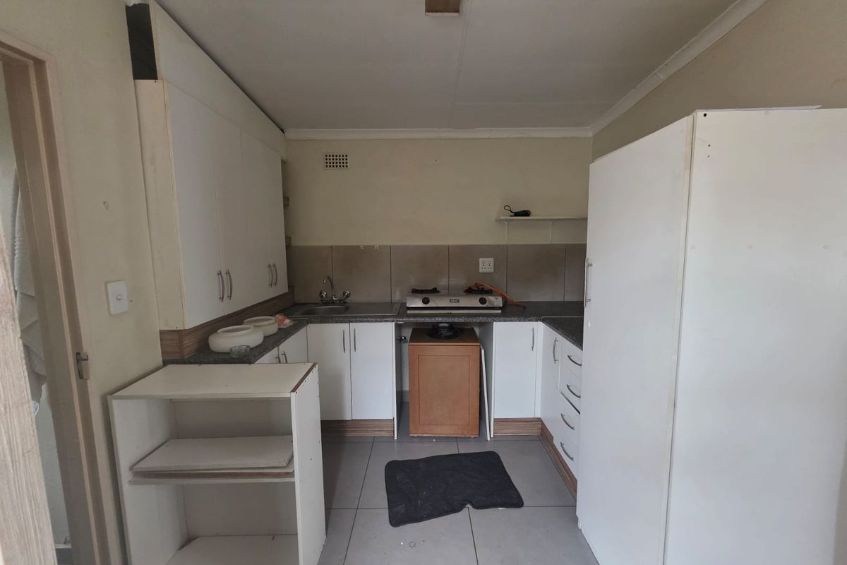 Charming & Secure 1-Bedroom Garden Cottage - Photo 4