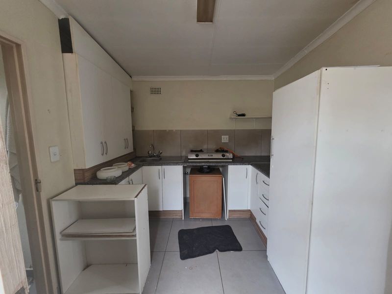 Charming & Secure 1-Bedroom Garden Cottage - Photo 4