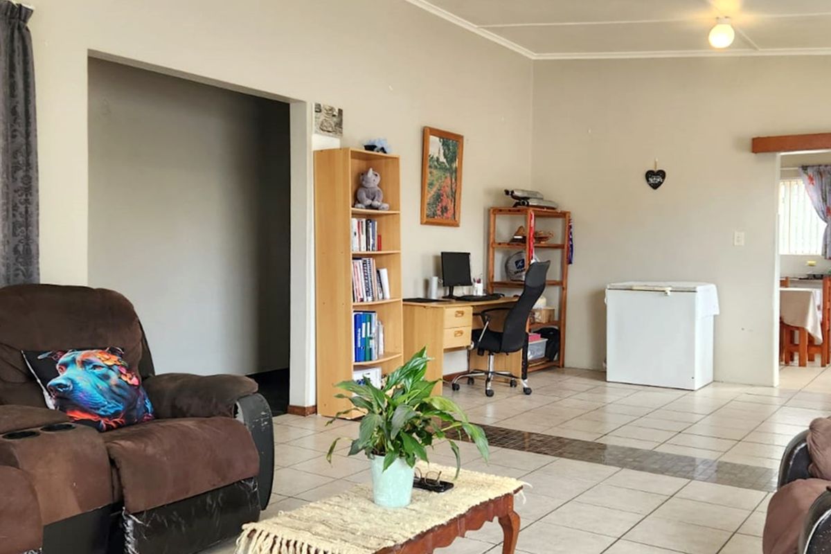 Centrally Located Property with Multiple Possibilities - Photo 4