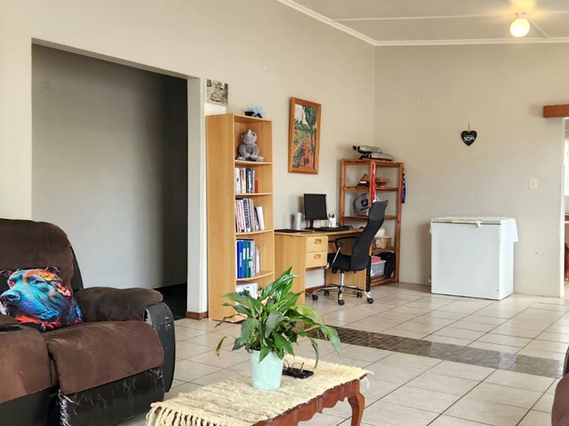 Centrally Located Property with Multiple Possibilities - Photo 4