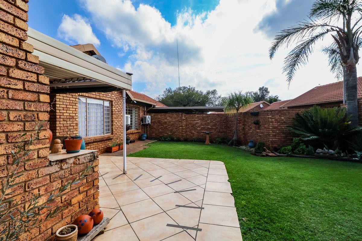 Bidding to start from R950 000!! Live Auction!! Townhouse 3bed,2bath - Pet friendly - Photo 3