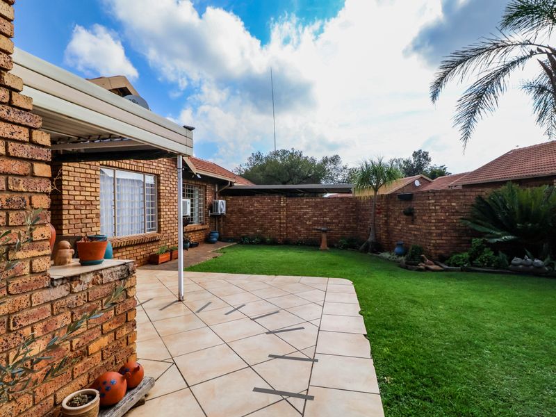 Bidding to start from R950 000!! Live Auction!! Townhouse 3bed,2bath - Pet friendly - Photo 3
