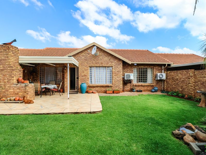 Bidding to start from R950 000!! Live Auction!! Townhouse 3bed,2bath - Pet friendly - Photo 7