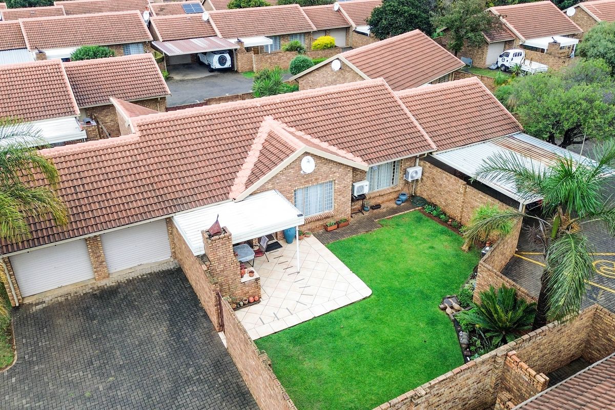 Bidding to start from R950 000!! Live Auction!! Townhouse 3bed,2bath - Pet friendly - Photo 2