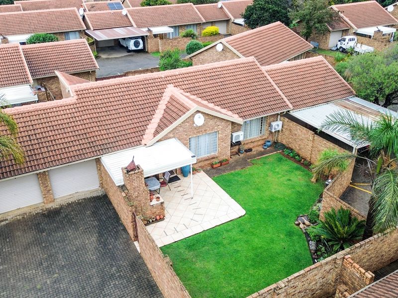 Bidding to start from R950 000!! Live Auction!! Townhouse 3bed,2bath - Pet friendly - Photo 2